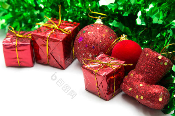 圣诞<strong>背景</strong>，绿色装饰品和<strong>红色礼品</strong>盒