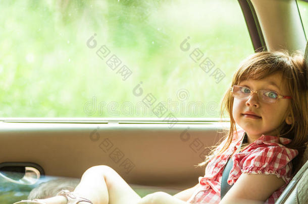 孩子在车里。 假期旅行旅行。