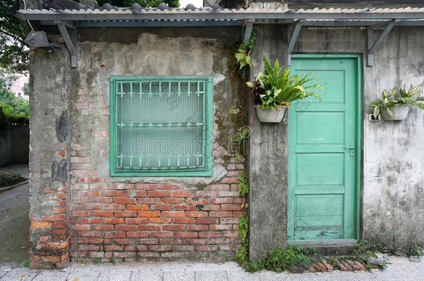 绿色窗户和门框与乡村建筑墙