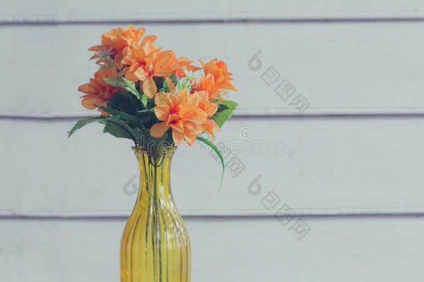透<strong>明黄色</strong>花瓶里的五颜六色的花