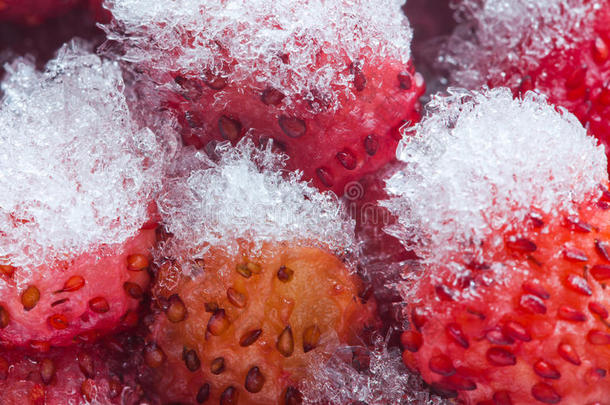 冷冻草莓。 草莓与冰和雪花特写