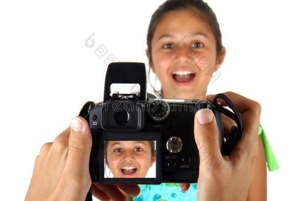 女孩拍照并显示在屏幕上