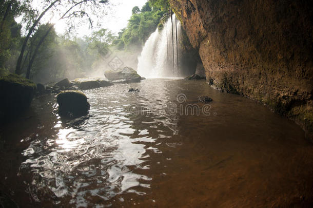 来自泰国Khaoyai国家公园洞穴的豪苏瓦特瀑布