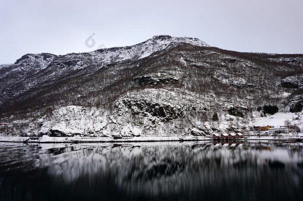 房屋冰湖风景山