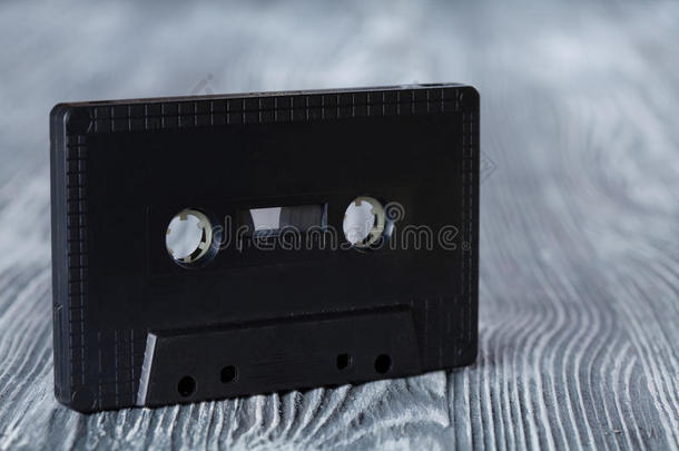 灰色木制背景上的黑色录音带