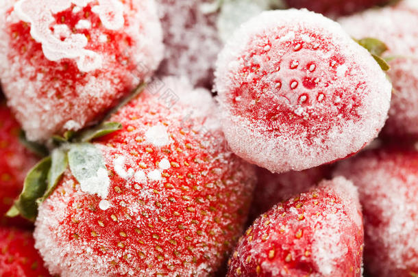 冷冻红草莓。 有质感的