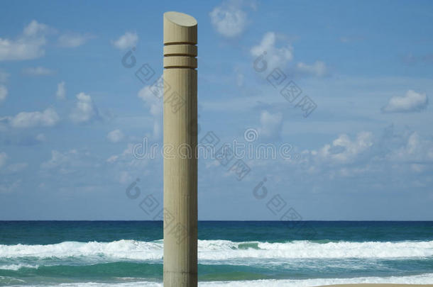 海滩上的柱子