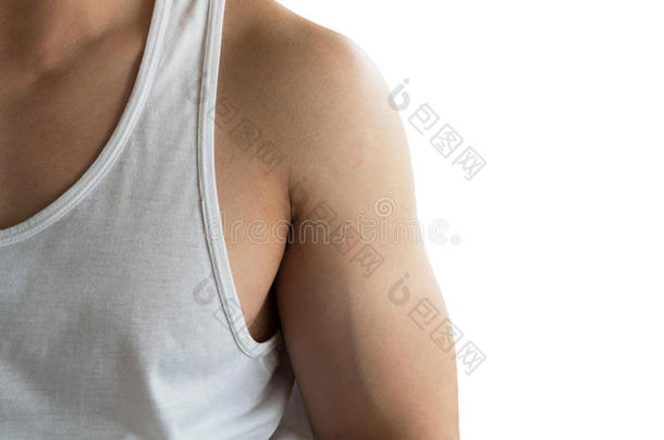 年轻人的身体部位大肌肉手臂穿白色背心