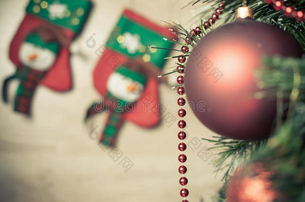 装饰在圣诞树上的<strong>红球</strong>，背景是袜子