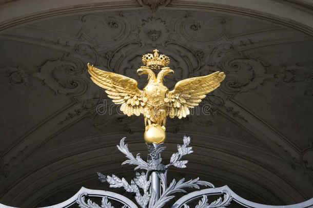 冬宫格栅上的双头鹰。 圣彼得堡