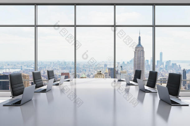 纽约现代全景办公室配备现代笔记本电脑的会议室。 黑色皮革椅子和一张白色桌子。