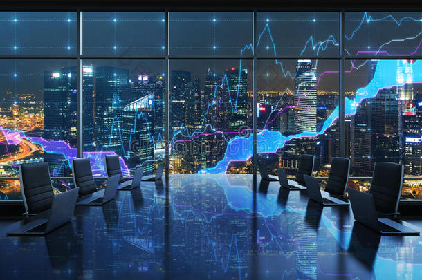 一间会议室，配备现代笔记本电脑，在现代全景办公室，纽约晚间景色。 绘制了财务图表