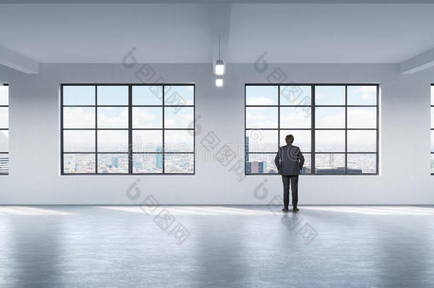 一个穿着正式西装的男人在纽约看着窗外。