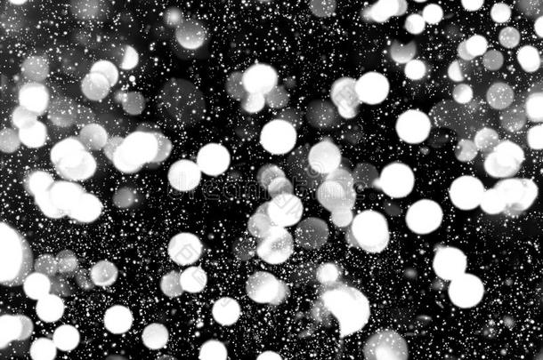 具有降雪效果的散焦灯。冬夜。抽象文学学士