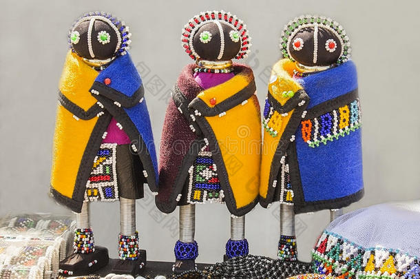 非洲手工布娃娃。 五颜六色的珠子，布料衣服。
