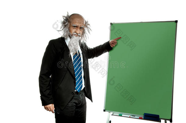 秃头的老老师指着黑板