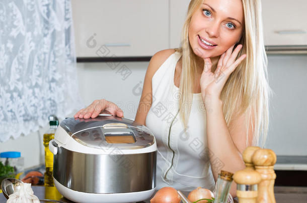 女人用多灶烹饪