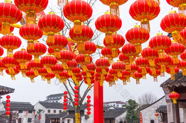 节日的中国红灯笼装饰品
