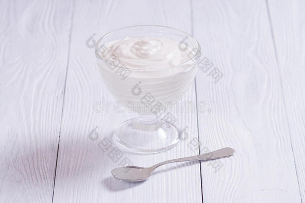 在玻璃碗里放着奶油酸奶
