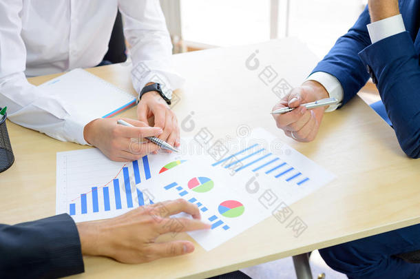 商人在现代办公室的表格上分析财务结果。 团队工作理念