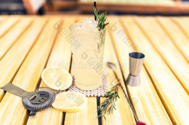 酒精柠檬水饮料与杜松子酒，石灰，迷迭香和冰在当地酒吧，酒吧或或餐厅。