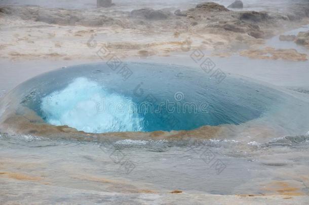 冰岛的strokkur间歇泉