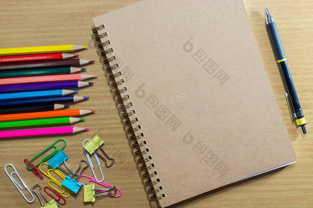 学校的空白笔记本和彩色学习用品的框架