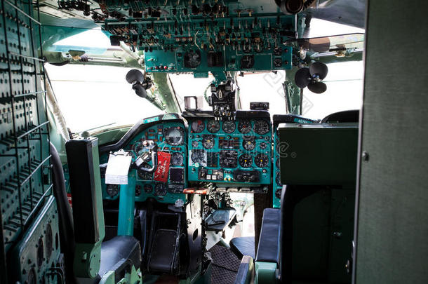 飞机<strong>航空电子设备</strong>小屋公民的驾驶舱