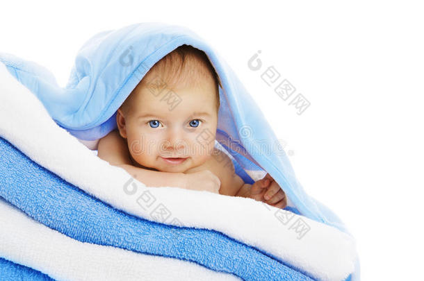 宝贝在毛巾毯子上，可爱的孩子在白色，男孩一个月