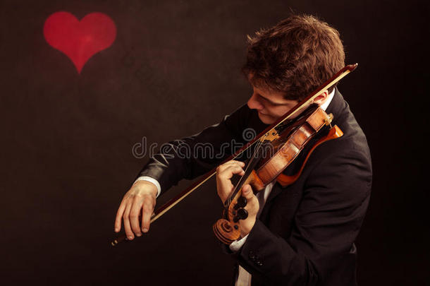 拉小提琴的男小提琴手。<strong>古典音乐</strong>艺术
