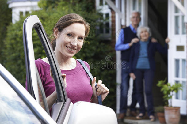 成年女儿在家看望年迈的父母