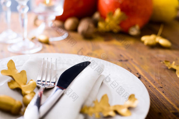 艺术快乐感恩节晚餐；秋天的桌子与南瓜