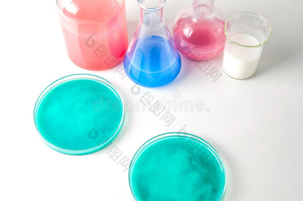 不同颜色液体的实验室玻璃器皿