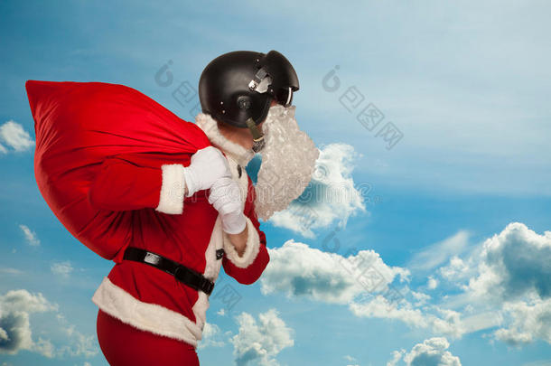 酷的圣诞老人带着一袋礼物在喷气式飞机上