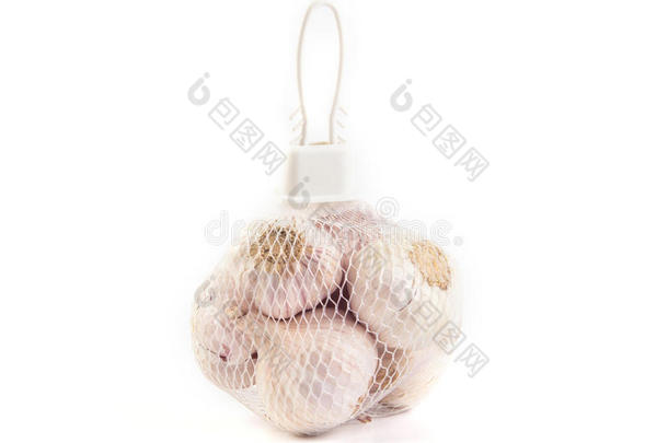 大蒜在网袋出售在市场上的白色背景