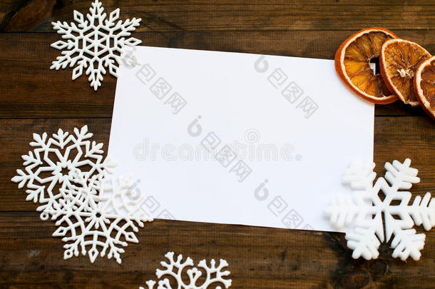 圣诞装饰。 空白卷轴用于美丽的sn之间的文本