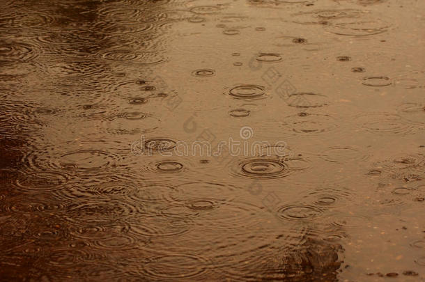 抽象模糊的背景雨流在地板上。