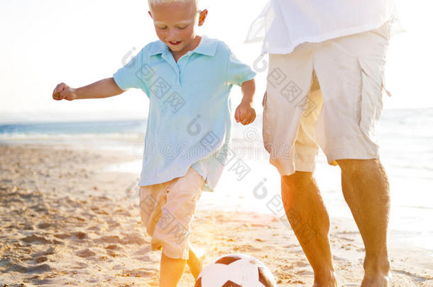 家庭玩海滩暑假休闲<strong>嬉戏</strong>的概念