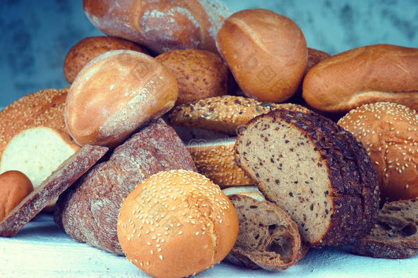 木制桌子上的面包和其他烘焙食品