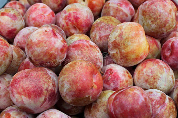 新鲜采摘的油桃在农贸市场