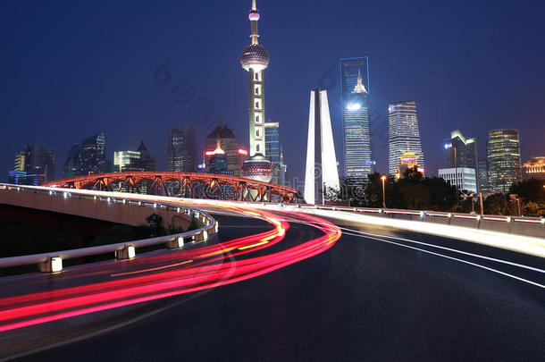 空路面与上海陆家嘴城市建筑夜间