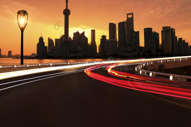 空路面与上海陆家嘴城市建筑黎明