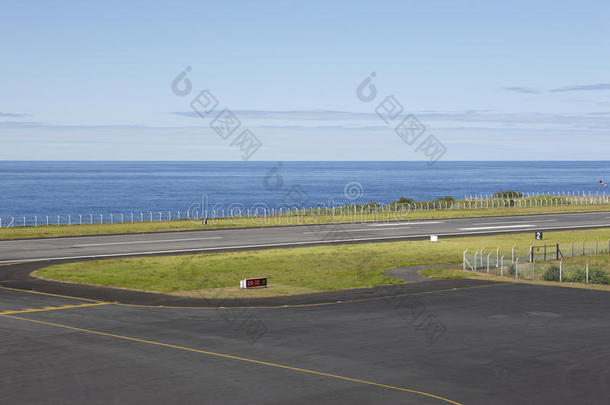 靠近海洋的机场跑道，有围栏和围栏