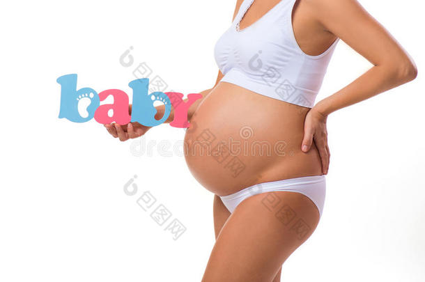 带标志婴儿的怀孕腹部的特写。