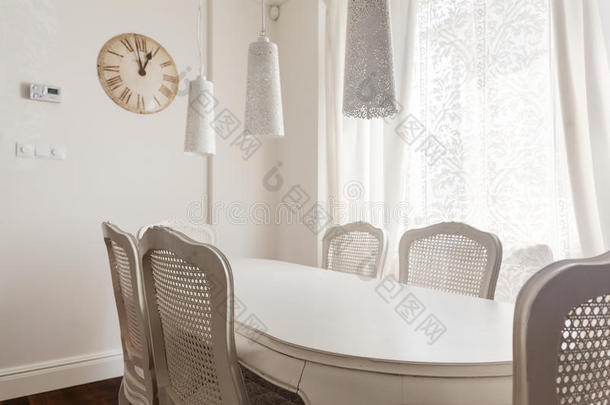 白色桌椅