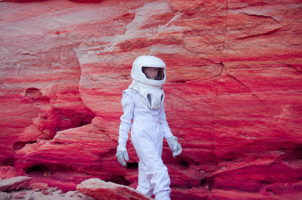 疯狂粉红色星球上的未来宇航员，图像