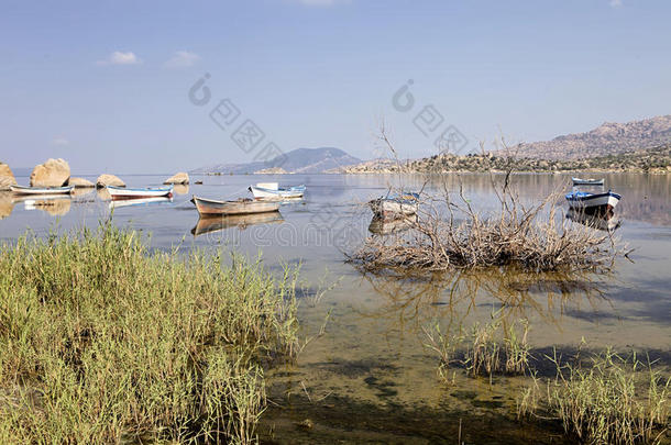 土耳其巴法湖上的渔船渔民