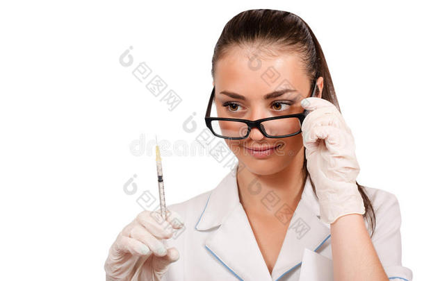 戴眼镜的医生带着注射器