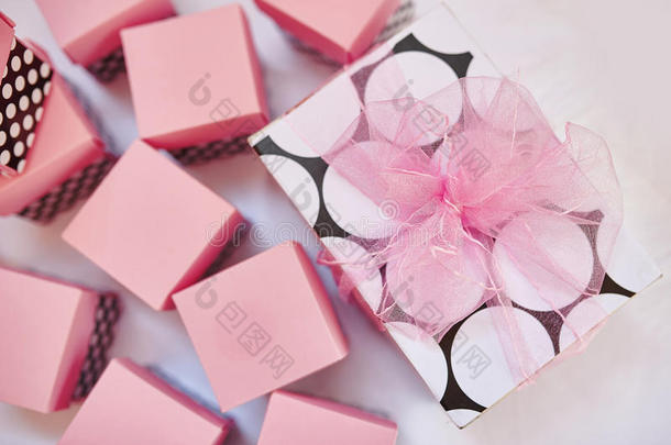 漂亮的粉红色装饰，有生日盒子