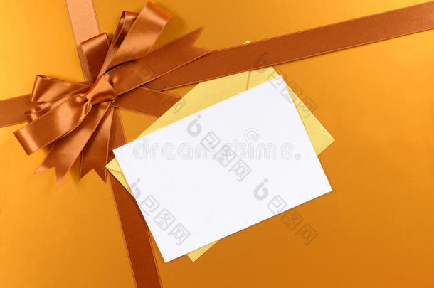 金色圣诞礼物背景丝带弓，礼品标签或标签，复制空间